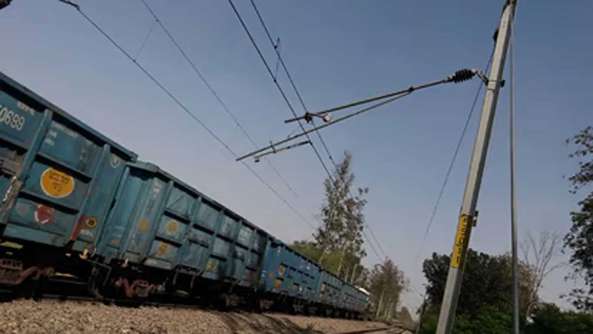 बिजली का तार टूटने के कारण रेल यातायात प्रभावित